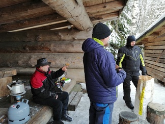 Kahvia odotellessa juttua piisas ja makkara maistui.